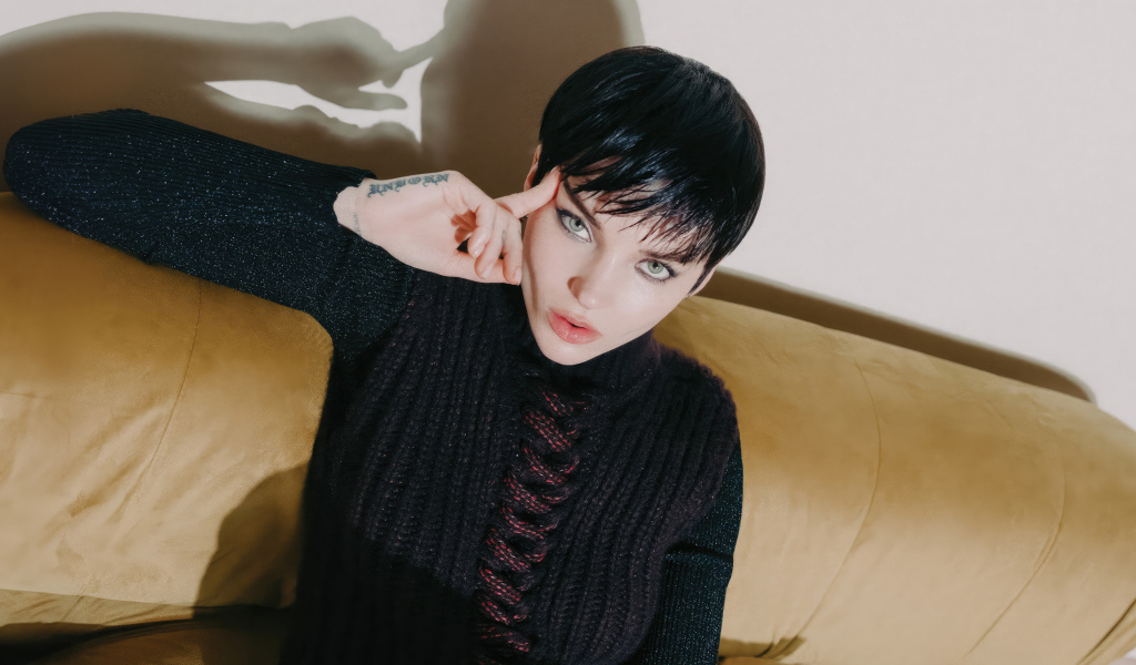 Молодая актриса Дав Кэмерон с короткой стрижкой