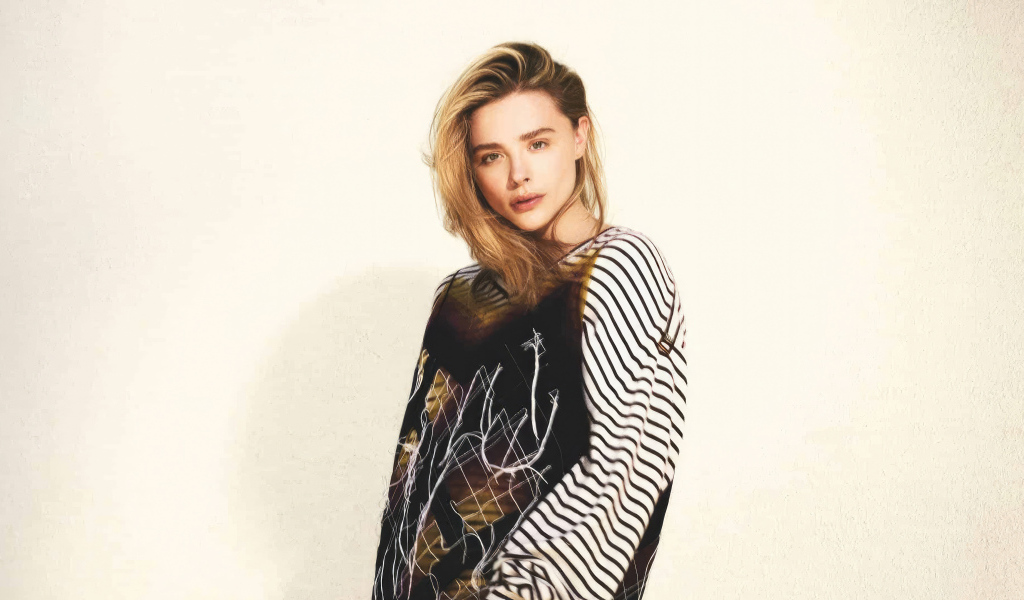 Молодая девушка блондинка актриса Хлоя Грейс Морец