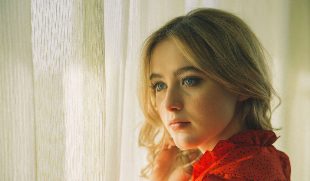 Молодая голубоглазая актриса Кэтрин Ньютон  у окна