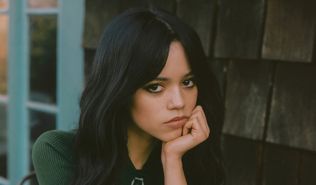 Молодая кареглазая девушка актриса Дженна Ортега