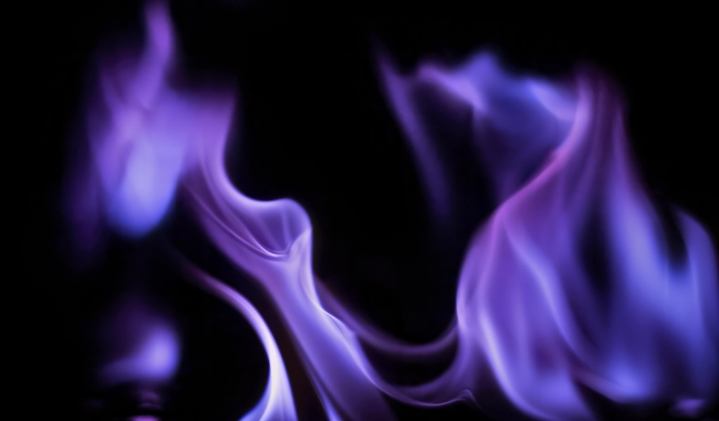 Фиолетовое пламя огня на черном фоне