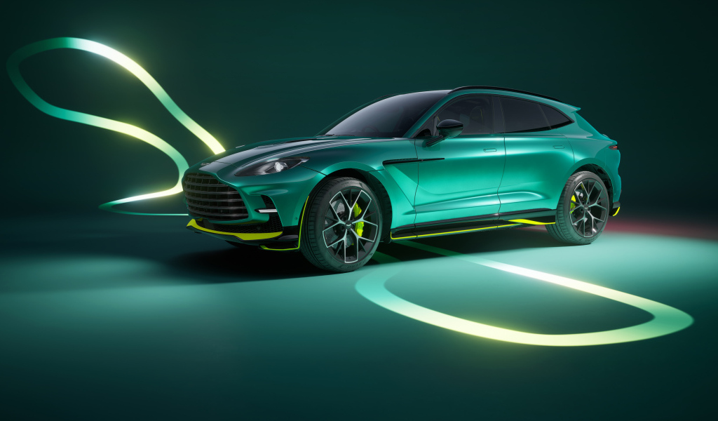 Зеленый автомобиль Aston Martin DBX707 AMR24 Edition