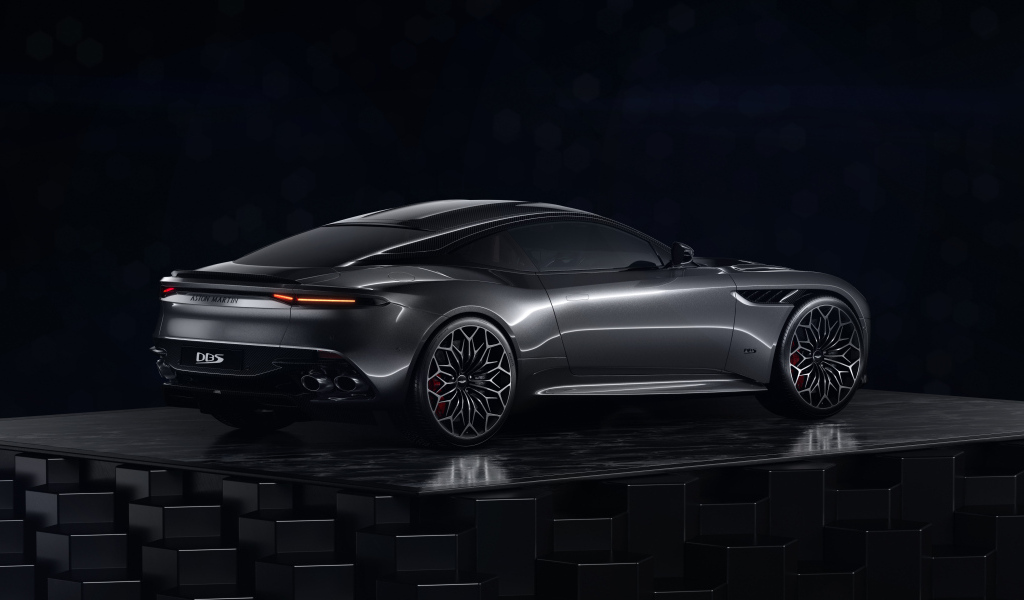 Вид сзади на автомобиль Aston Martin DBS Superleggera