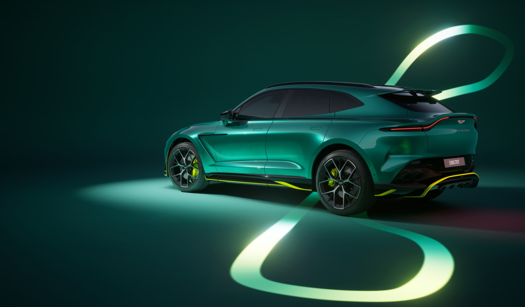 Вид сбоку на зеленый автомобиль Aston Martin DBX707 AMR24