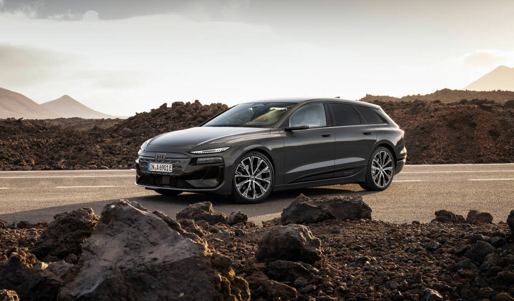 Автомобиль Audi A6 Avant e-tron S line 2024 года на дороге с камнями