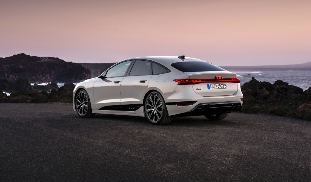 Автомобиль Audi A6 Sportback e-tron performance 2024 года вид сзади