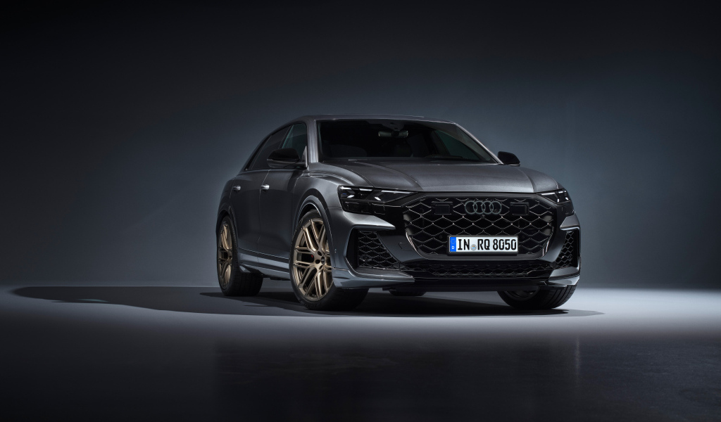 Автомобиль Audi RS Q8 2024 года на сером фоне