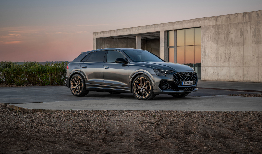 Автомобиль Audi RS Q8 2024 года у здания