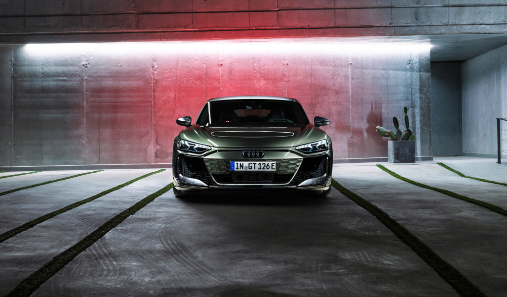 Автомобиль Audi RS e-tron GT performance 2024 года вид спереди