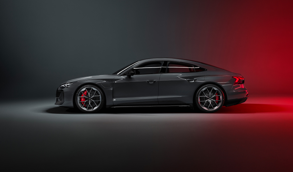 Автомобиль Audi RS e-tron GT 2024 года вид сбоку