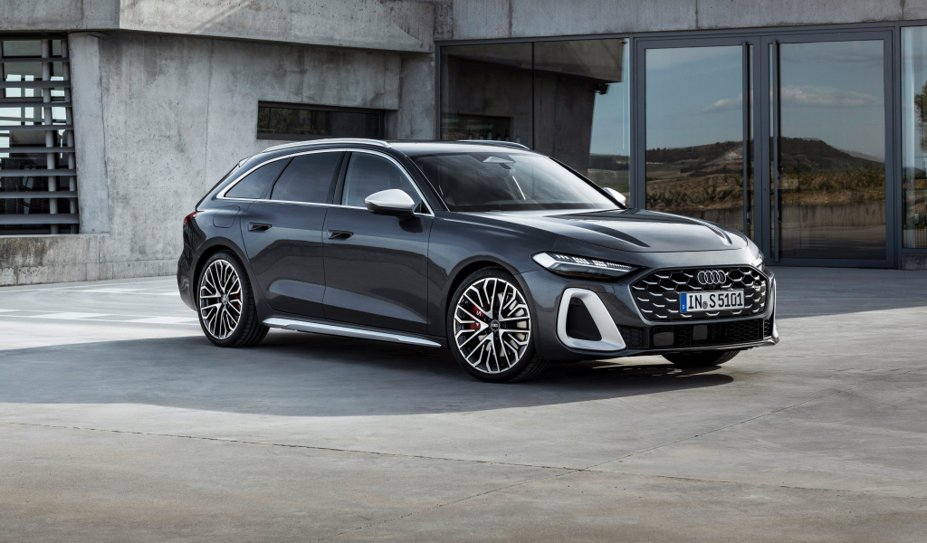 Автомобиль  Audi S5 Avant TFSI quattro 2024 года у здания