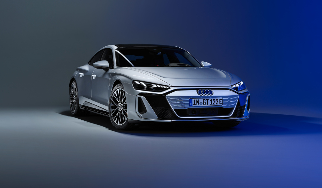 Автомобиль Audi S e-tron GT 2024 года на сером фоне