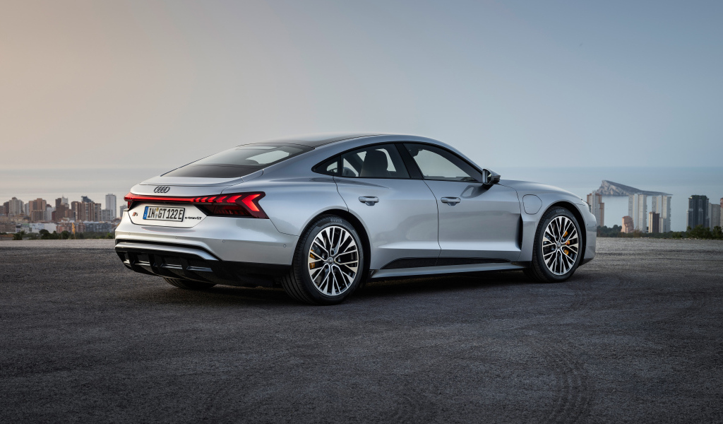 Вид сзади на автомобиль Audi S e-tron GT 2024 года