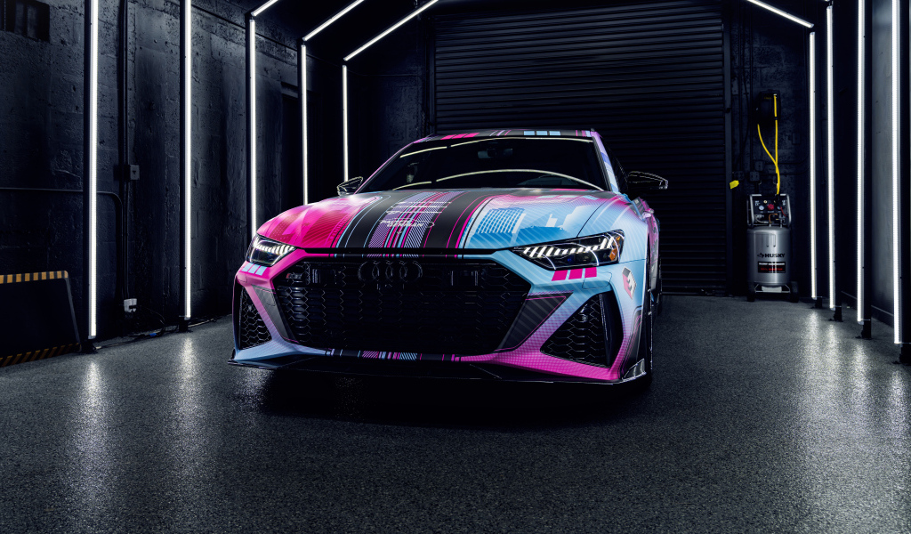 Автомобиль Audi RS6  на зарядке