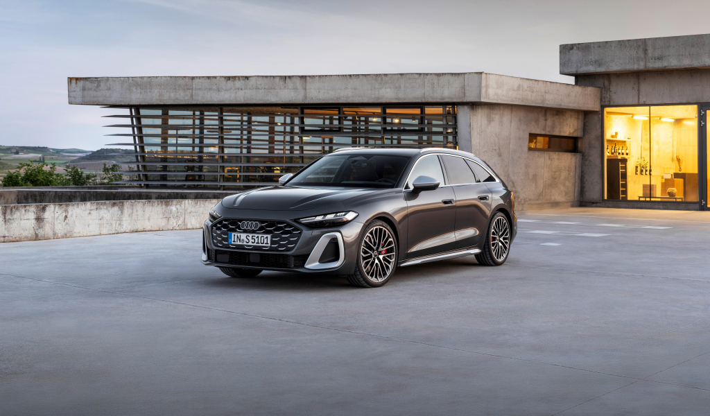 Черный автомобиль Audi S5 Avant TFSI quattro 2024 года