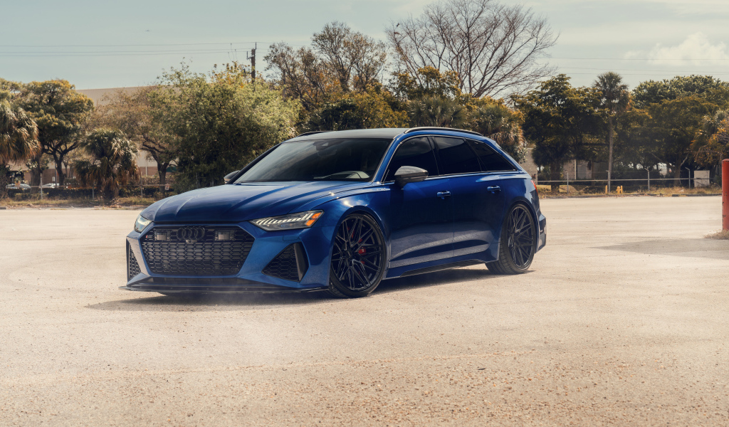 Синий автомобиль Audi RS6 Avant