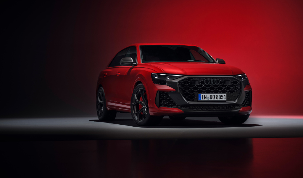 Вид спереди на красный автомобиль Audi RS Q8 performance 2024 года