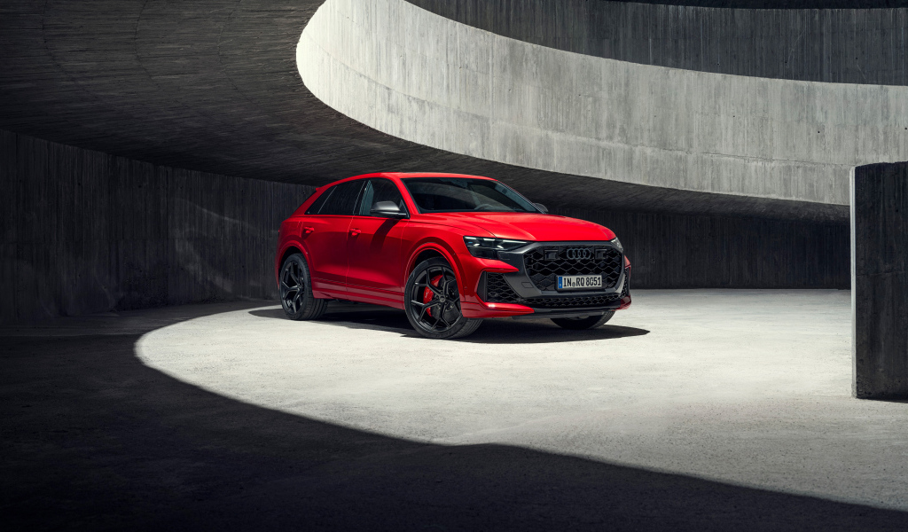 Красный автомобиль Audi RS Q8 performance 2024 года в здании