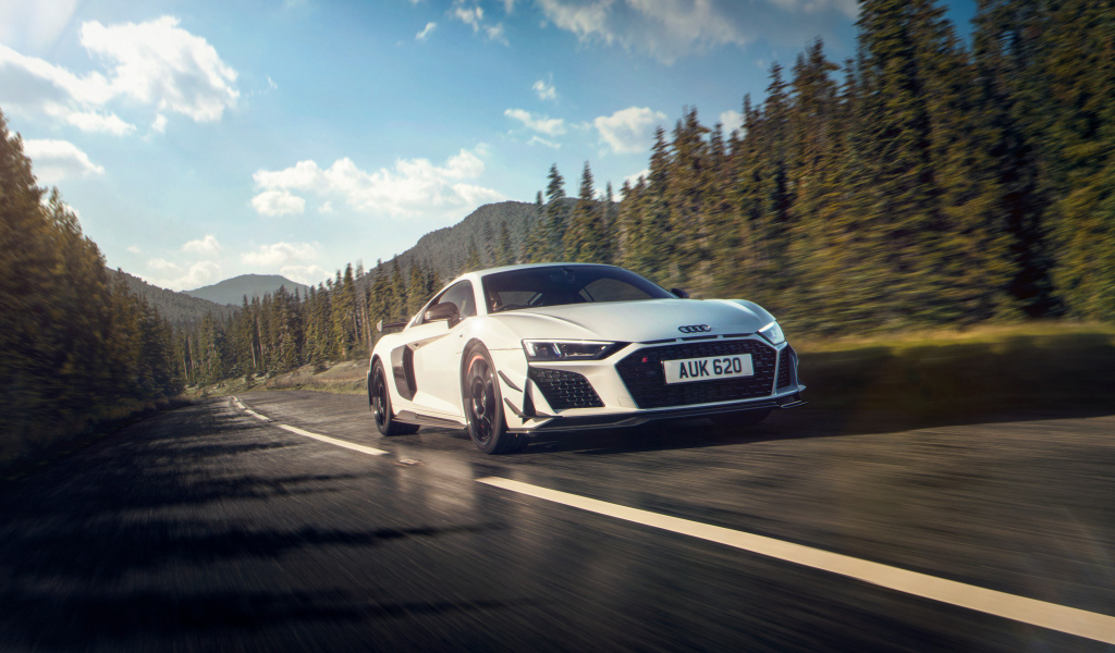 Белый автомобиль Audi R8 coupé V10 GT