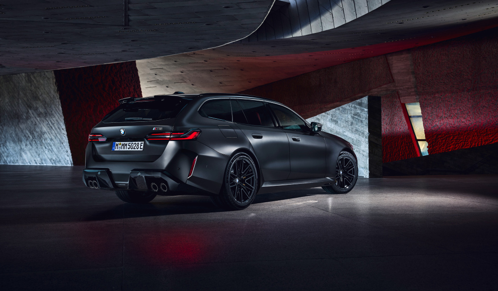 Автомобиль BMW M5 Touring 2024 года вид сзади