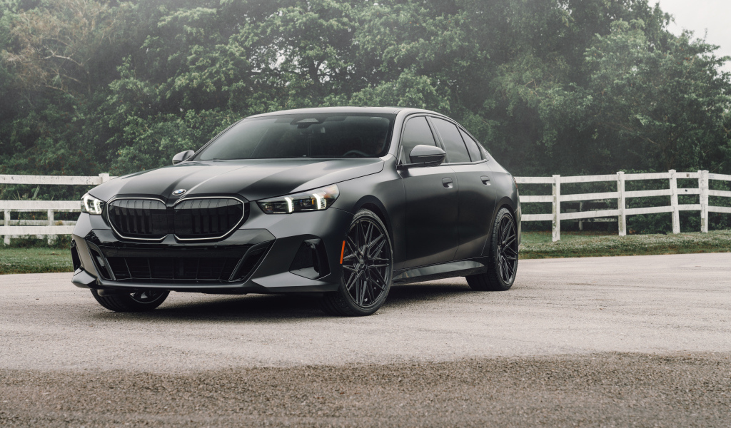 Черный автомобиль BMW 530i Matte