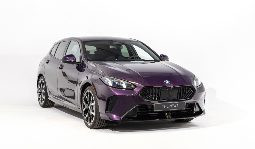 Фиолетовый автомобиль BMW 120d M Sport 2025 года