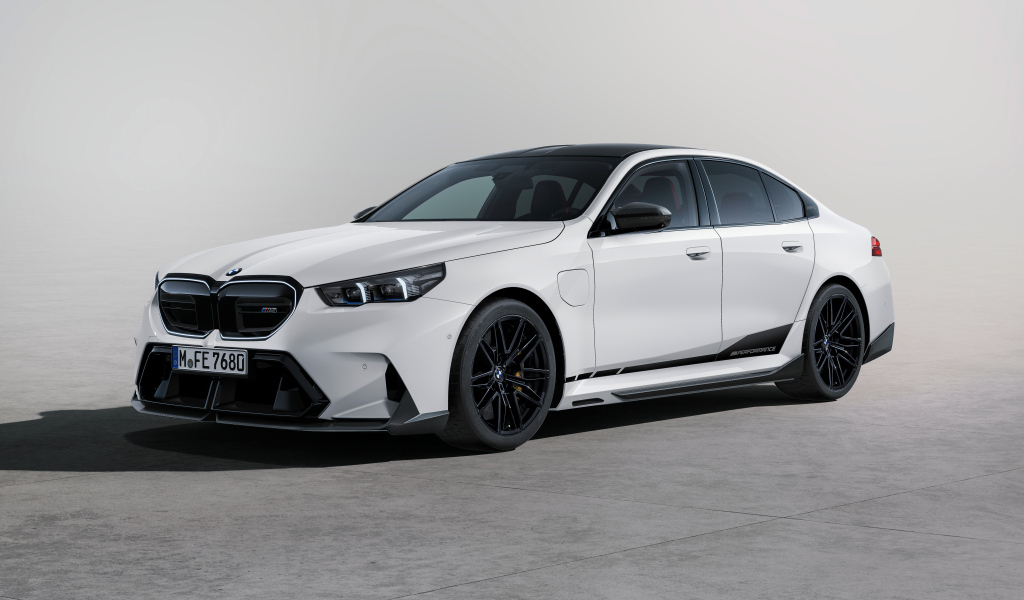 Белый автомобиль BMW M5 M  вид спереди