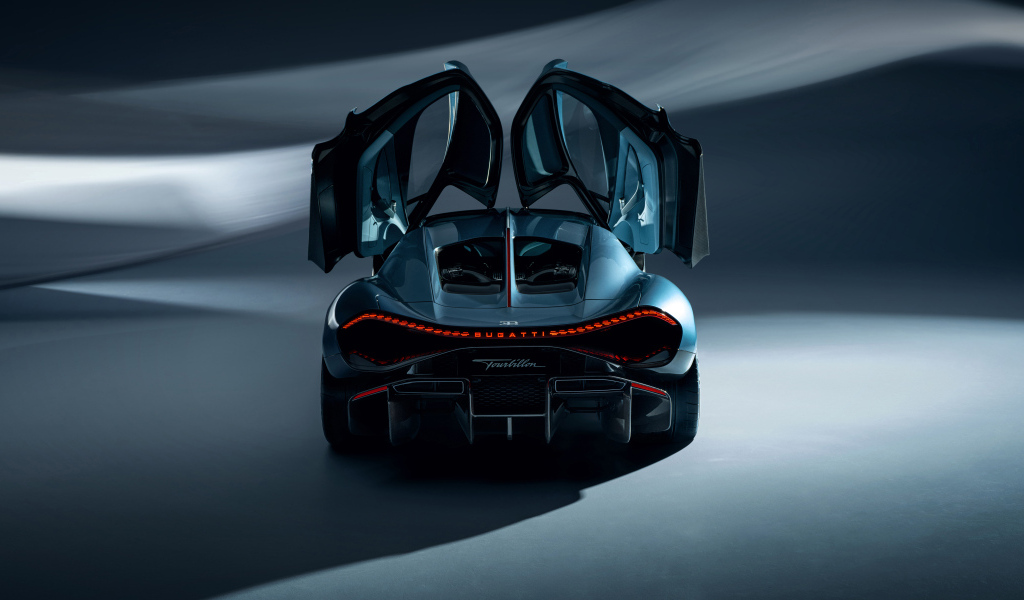 Вид сзади на автомобиль Bugatti Tourbillon 2024 года