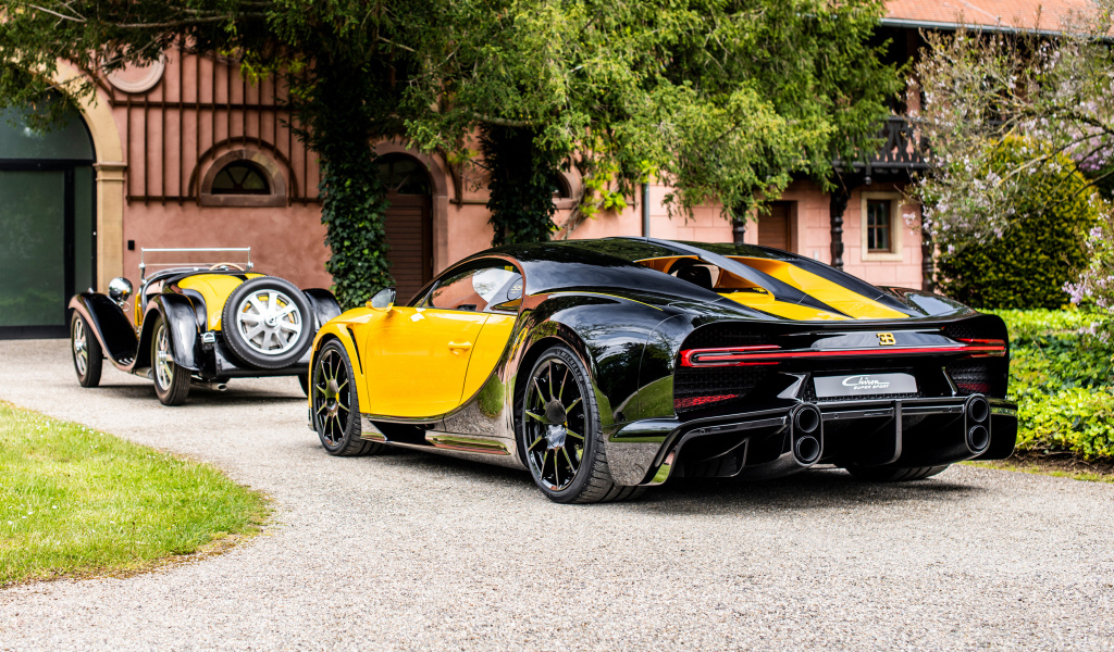 Вид сзади на спорткар Bugatti Type 55 Roadster Bugatti Chiron Super Sport 55 One Of One