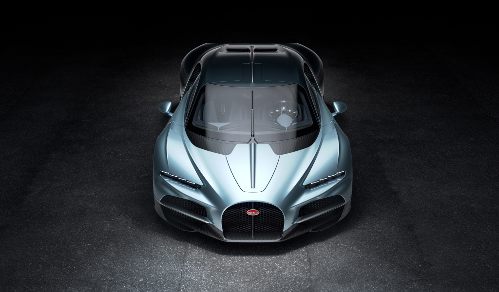 Вид сверху на автомобиль Bugatti Tourbillon 2024 года