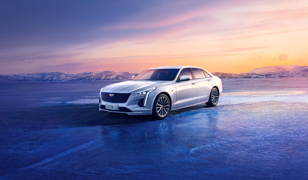 Автомобиль Cadillac CT6 Platinum на фоне красивого неба
