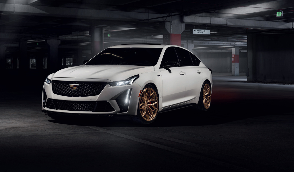 Белый автомобиль Cadillac CT5-V Blackwing