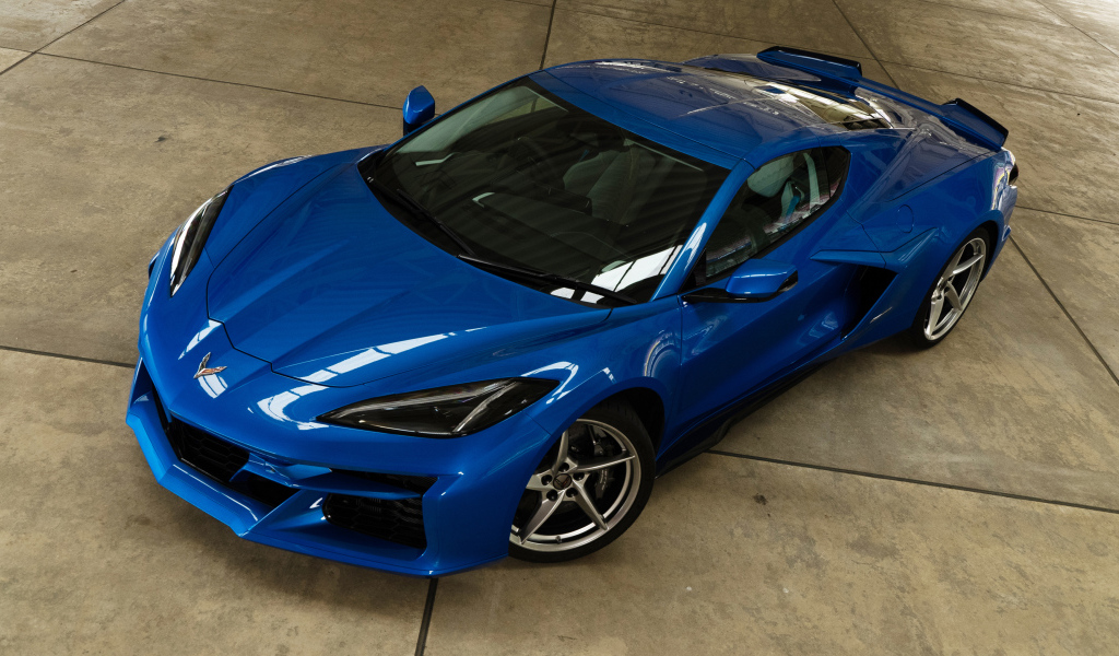 Синий быстрый автомобиль Chevrolet Corvette E-Ray 2024 года