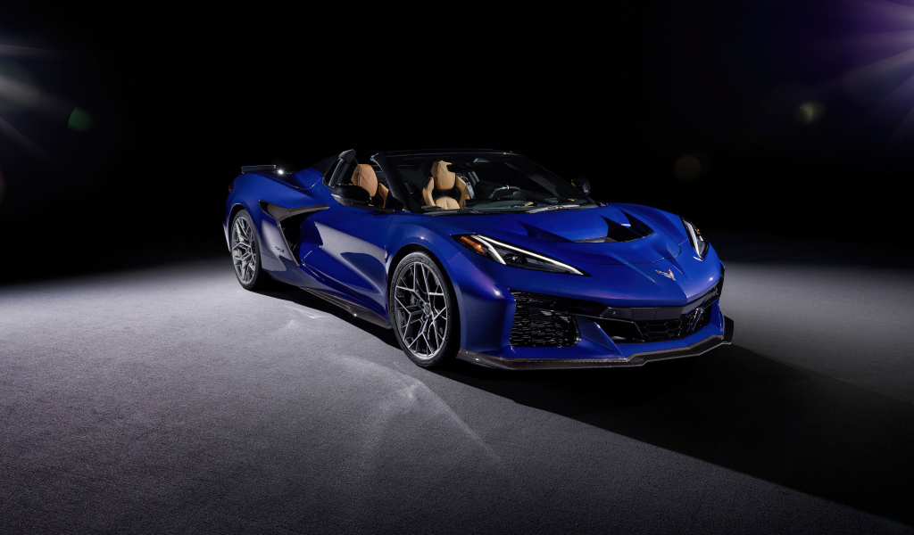 Синий автомобиль Chevrolet Corvette ZR1, 2025 года