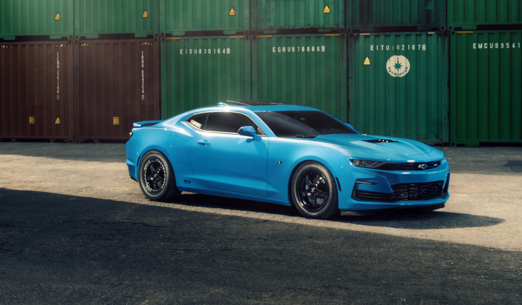 Автомобиль Chevy Camaro голубого цвета