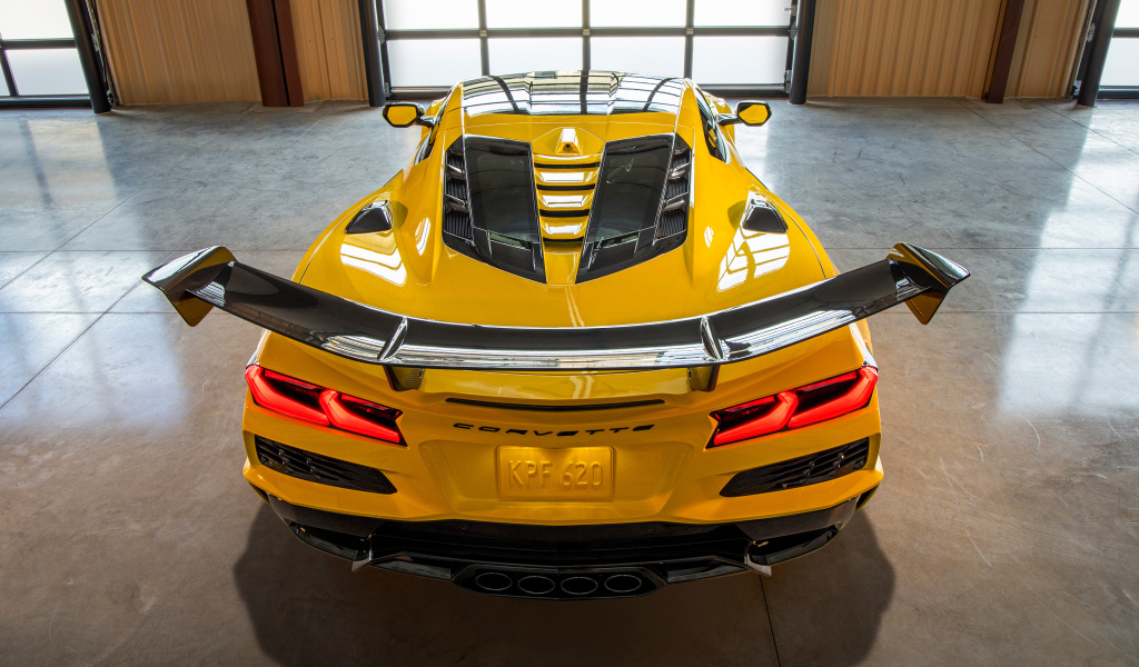 Вид сзади на желтый автомобиль Chevrolet Corvette ZR1 Coupe ZTK Package  2025 года