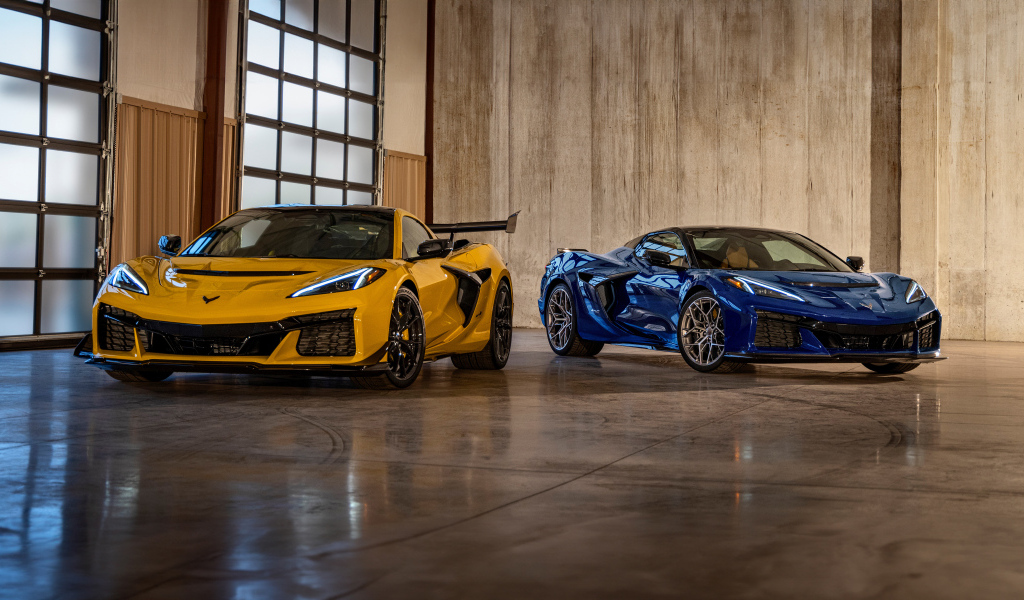 Два автомобиля Chevrolet Corvette ZR1, 2025 года