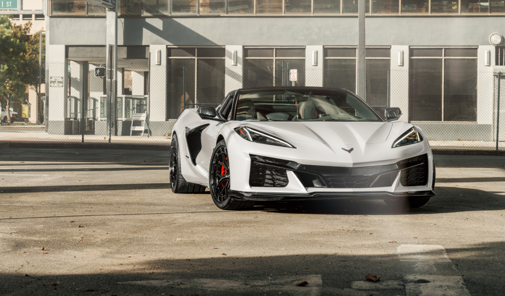 Белый спортивный автомобиль Chevrolet Corvette Z06