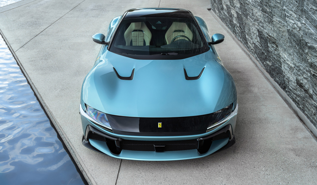 Голубой автомобиль Ferrari 12Cilindri 2024 года вид спереди