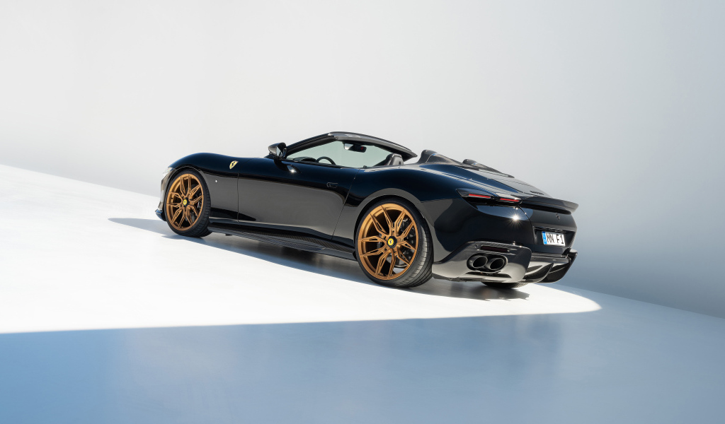 Черный автомобиль Novitec Ferrari Roma Spider 2024 года вид сзади