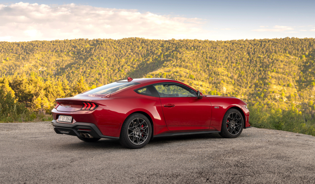 Красный автомобиль Ford Mustang GT 2024 года вид сзади