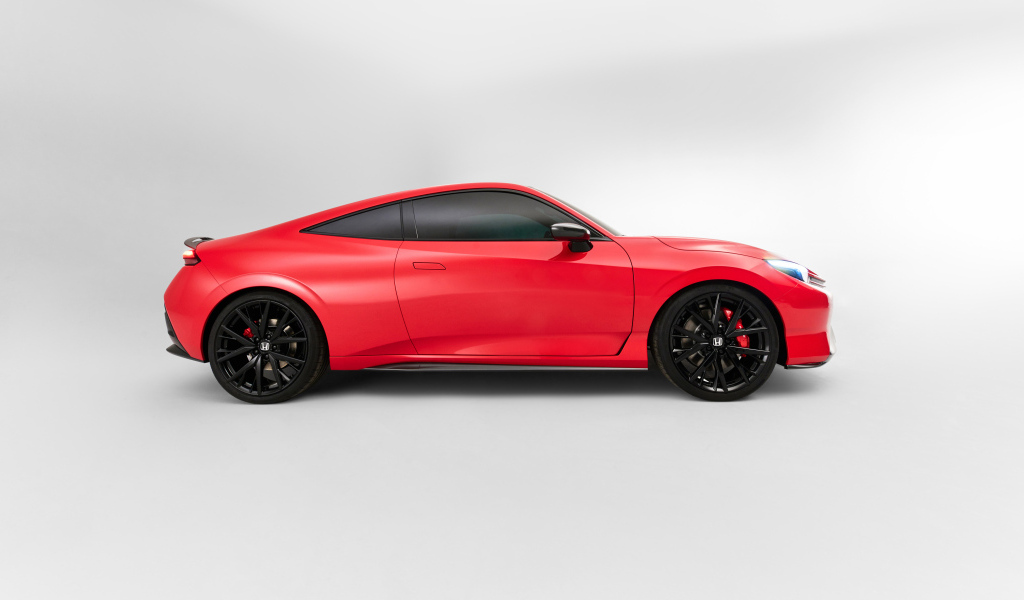 Вид сбоку на красный автомобиль Honda Prelude Concept 2024 года