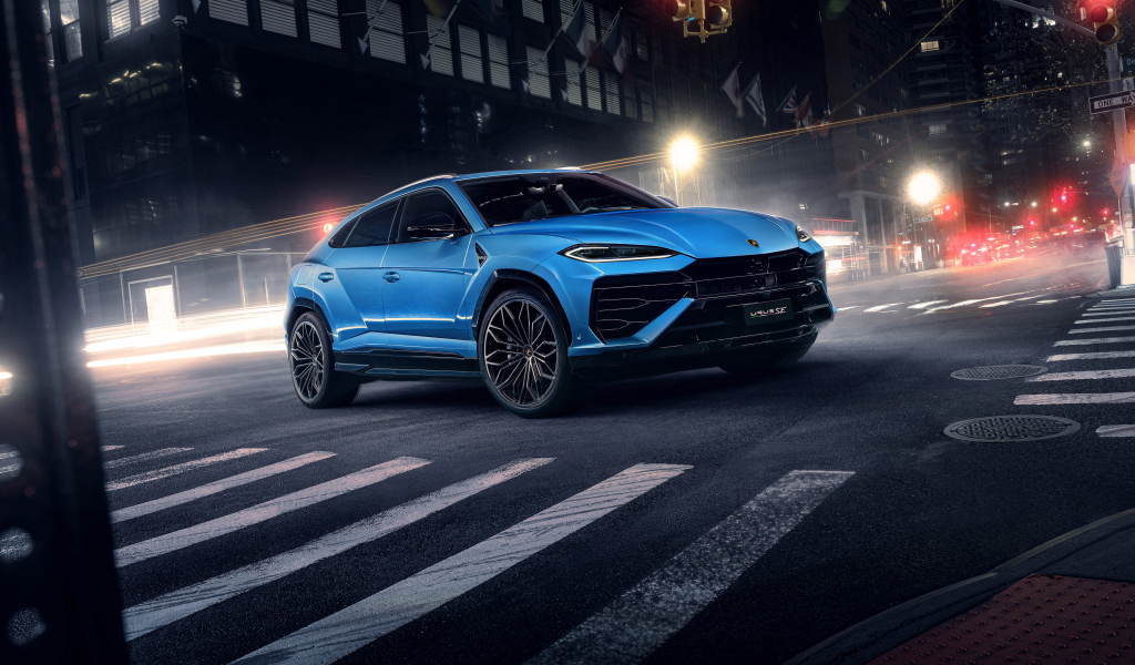 Автомобиль Lamborghini Urus SE 2024 года на улице ночью