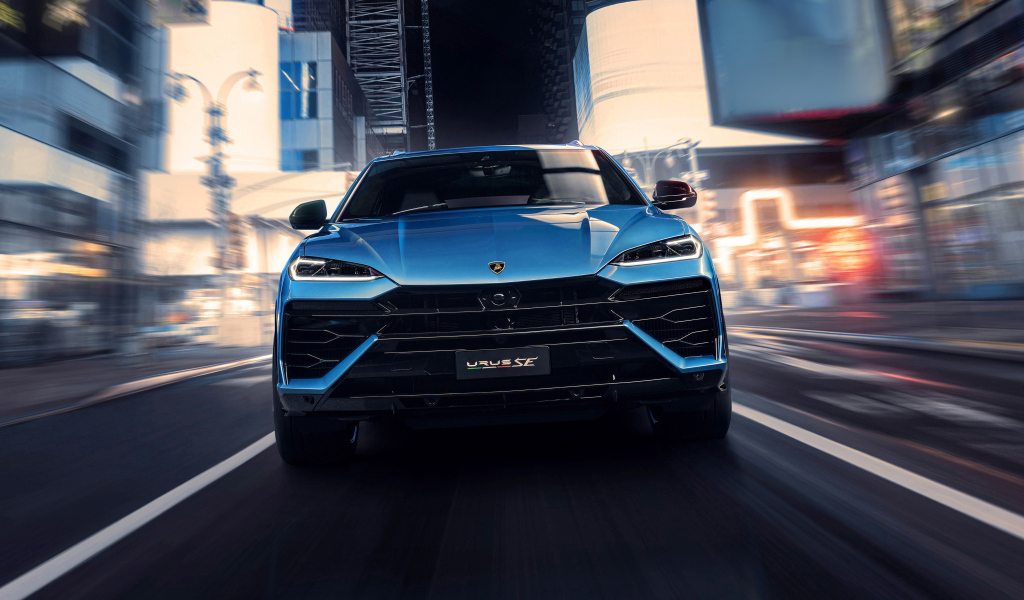 Вид спереди на синий внедорожник Lamborghini Urus SE