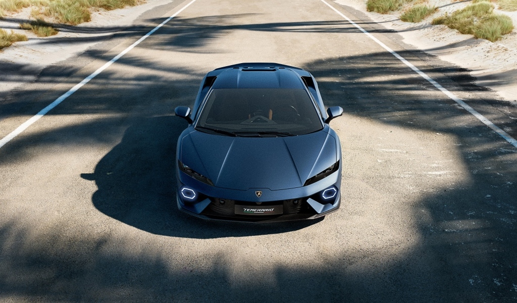 Автомобиль Lamborghini Temerario на дороге