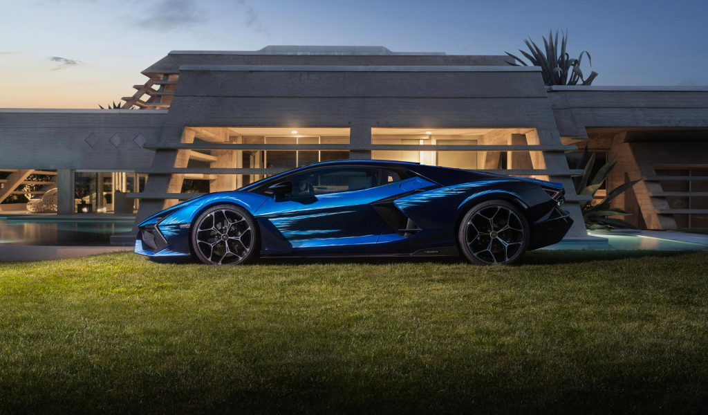 Вид сбоку на синий спорткар Lamborghini Revuelto Opera Unica 2024 года