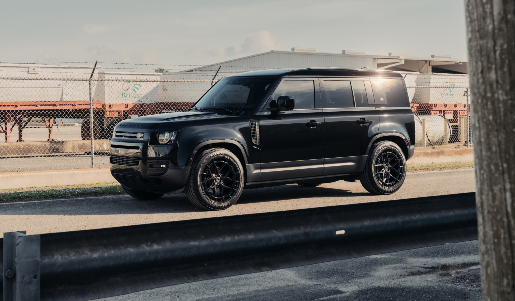 Большой черный Land Rover Defender