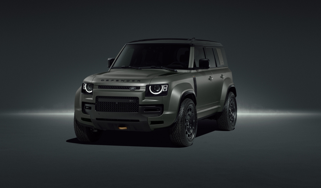 Вид спереди на внедорожник Land Rover Defender OCTA Edition One 2024 года