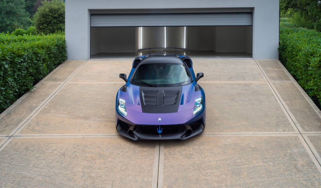 Автомобиль Maserati GT2 Stradale 2024 года у гаража