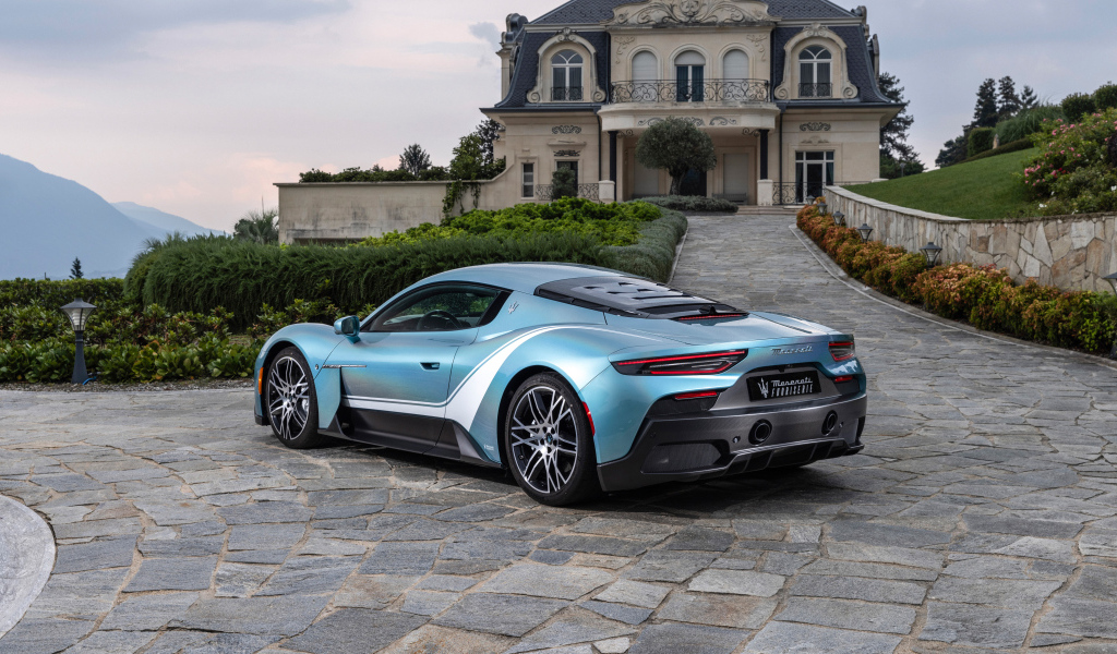 Вид сзади на автомобиль Maserati MC20 Iris 2024 года